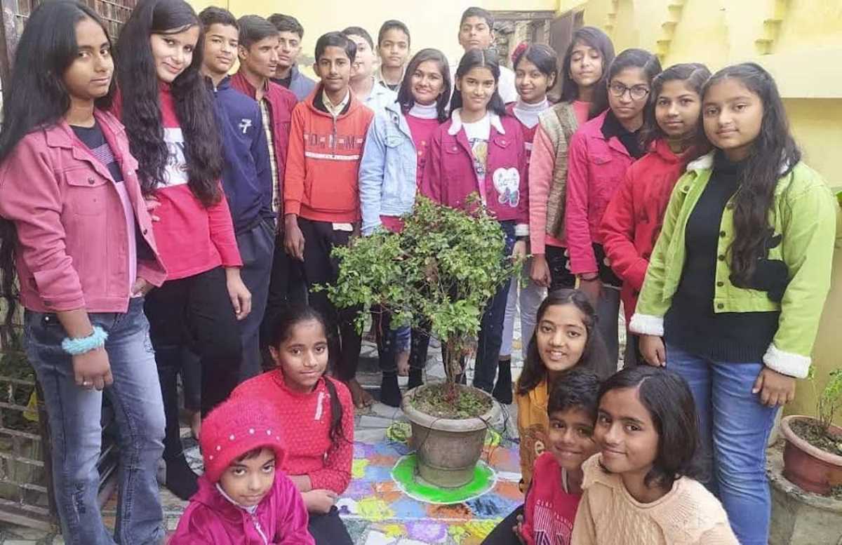 हैप्पी क्लब ने क्रिसमस के साथ की तुलसी की पूजा